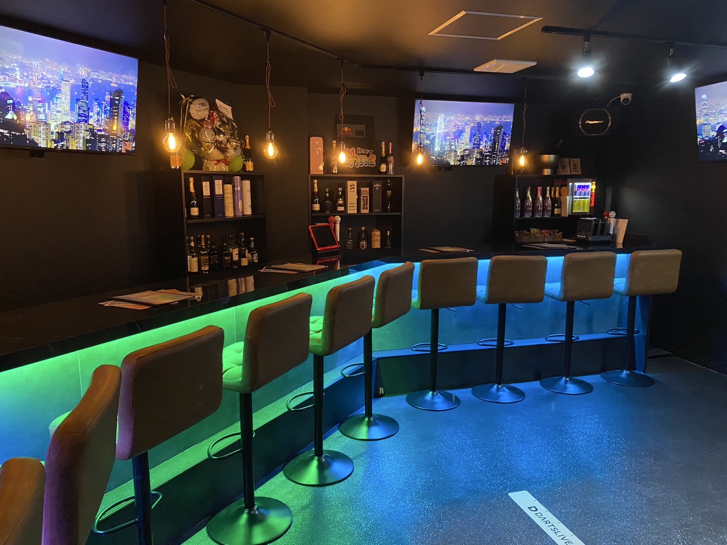 Bar Cheers 店内のカウンター席